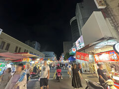 ホテルに戻り身支度を整えて、夜ご飯を食べに嘉義の街へ繰り出しました
この辺りは文化路夜市