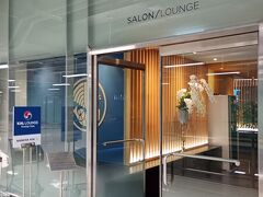 PPで入れるエアフラのラウンジへ。
バンコクのエアフララウンジには初めて入ったので期待していたけど…
同じスカイチームの大韓航空と提携している様で、食べ物は韓国料理が多かった。
シャワーもあるのだが、ちゃんと毎回は掃除しない。言えばしてくれるんだが清潔度はいまいちだ。