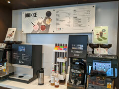 駅のセブンでコーヒーをいただく。自分で好きなだけ注ぐタイプで324円