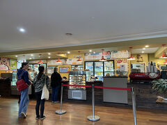 店内はこんな感じ。広いし席数も結構ありました。

たくさんあるメニューの中から私はほうれん草&フェタチーズのパイ、夫はビーフ&ベーコン&チーズのパイにしました。飲み物はFreshly Squeezed Juice (small)が美味しそうだったので注文。
サイドメニューにポテトがあるか尋ねると、マッシュポテトがあるとのことだったのでお願いしました。ベテランっぽい店員さんで、他にもグレイビーとかマッシュピーもあるよ、いる？というようなことを聞かれましたがマッシュポテトだけお願いしてお会計。

ほうれん草&フェタチーズのパイ　8.50ドル
ビーフ&ベーコン&チーズのパイ　8.00ドル
Freshly Squeezed Juice (small)  5.00 ドル x 2
レシートを確認したらマッシュポテト代が含まれてなかったので無料だったみたいです。