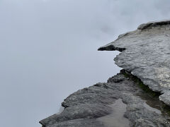 到着したけどここも霧(笑)

ちょっと行ったところに下に行けるようになっているところがあって、構造的に怖そうな写真が撮れるけどそんなに怖くない場所があったので写真を撮ってみました。といっても端っこには近寄りませんでしたが…