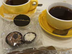 車を停めたところの前にあるチョコレート屋さんに入りました。
ロングブラックを２つと、私は小さいチョコを二つ（量り売りっぽかった）。
夫はマシュマロのチョココーティングを選んで、合計20ドルくらいでした。
私が選んだチョコはクリームが入ってるのかと思いきや、硬さがあるチョコとクリームの間みたいな感じ。

休憩の後は昨日と同じカトゥーンバのスーパーマーケットColesに夕食の食材の買い出しに行きました。
昨日の食材がまだ残ってるのもあるので、買い足したのはこんな感じです。

マッシュルーム(量り売り) 170g  $2.15  (←昨日のマッシュルームが美味しかったからもっとたくさん買って！というリクエストに応えてたくさん買いました)
ミネラルウォーター 1.5L  $0.80
ブロッコリー＆カリフラワー(カット野菜) 150g $2.00 (昨日と同じものをまた購入)
ランプステーキ用ビーフ　500g  $11.00

会社とかへのお土産にチョコレートコーナーでも色々買いました。
海外にしては珍しく個包装になっているものが多くてよかった。
あと、リンツのリンドール 327g がセールで$13.00になってるのを見つけたので自宅用に購入。家に着いて数えたら27個も入ってた！もっと買ってくればよかったかも。

一旦宿に戻って購入した食材を置いて、まだ時間が早かったからルーラの街に行ってみました。
モールのところの駐車場は有料なので、少し離れた無料区間に駐車して散歩開始。