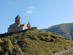 16:23
ジープでくねくね山道を登ってきて、駐車場まできました。
標高2,170ｍにあるゲルゲティ三位一体教会=ツミンダ・サメバ教会=天国に一番近い教会。14世紀に建てられました。