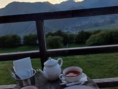 19:00
どこに来たのかというと、たぶんカズベギで一番ええホテル『ルームズ』のテラスカフェ。せっかくこんなええ眺めのとこ来たんやから、ケチらんと優雅なひと時を過ごしましょう！
チーズケーキ(右)とマンダリンティーで21.8ラリ(≒7.5ユーロ)。なぽちゃんはピーチケーキ。