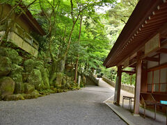 左手に多度大社宝物殿　　右手は神楽殿
この先は、帰り道なので
その手前の階段を上がります。

多度大社宝物殿
昭和 52 年に授与所の前に建立。
時代を代表する貴重な国指定重要文化財を
収蔵、刀剣に会える場所。
宝物殿には、
桑名市にゆかりのある三十振りの刀剣が収蔵されています。
村正や正重など貴重な刀剣をご覧いただけます。
 ※特別な時以外一般公開をしていません。

