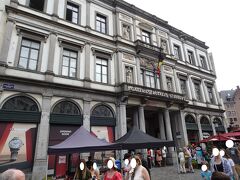 さて、食後はショッピングしよう～。

「ギャルリー・サンチュベール」へ。

こちらの建物、アールヌーボー建築ですね。