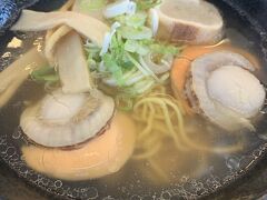 空港内にあるエアポートレストランで、帆立ラーメンを食す。
でっかいホタテ入り。
今から4時間以上のクルマでの移動が待っているので、しっかり腹ごしらえ。
