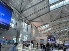 　仁川国際空港第1ターミナルに到着し、さっそく出国手続きします。
　なお、チケットはスマホで事前チェックイン済みです。