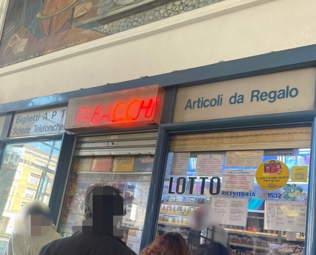 ▽ピサセントラル駅<br /><br />駅構内にあるTABACCHIでバスチケットが購入できるとの最新の旅行記を読んできたが、我が家の前に並んでいた2人組にバスチケットは売っていないと断わっていた。バス内で買うらしい。<br /><br />念のためイタリア語のメモを店主に見せたが同じ回答だった。<br />