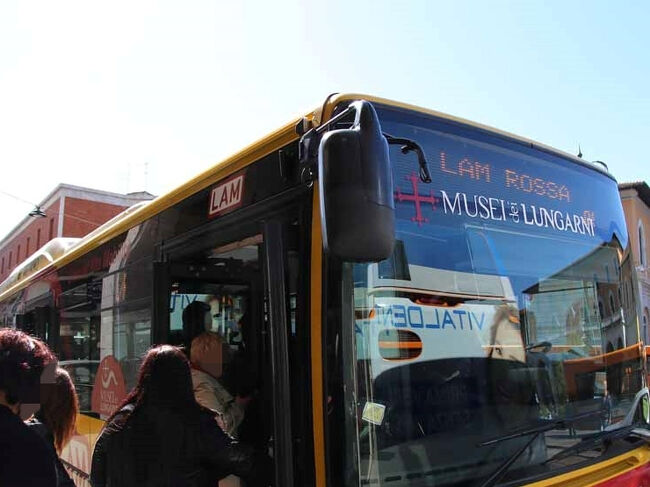 ▽バス停 Pisa Stazione 1<br />　<br />NHホテル前のバス停だと聞いていたが、観光客風の人たちが並んでいるバス停があったのでそこの最終に並んだら直ぐにバスが来た。<br /><br />一応ドライバーに「ドゥオーモ？」って確認したら、「シー」だった。<br />