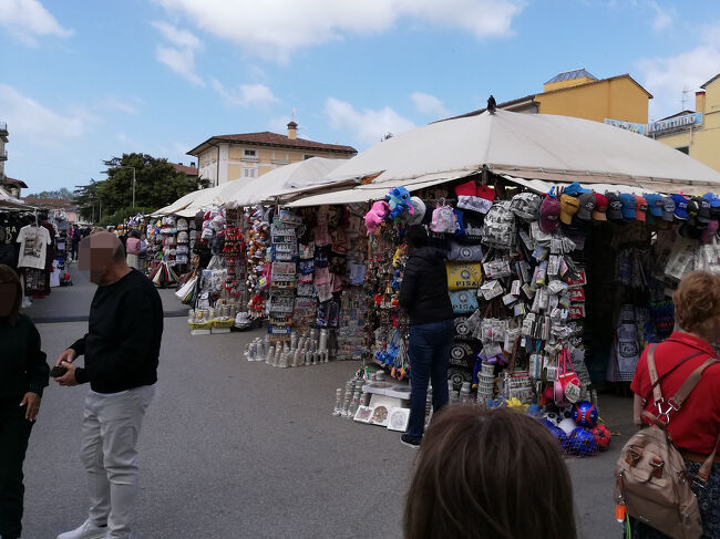 《ヌォーバ門前》<br /><br />バス停からヌォーバ門までの5・60メートルの間に土産物屋のテントがしのぎを削っている。