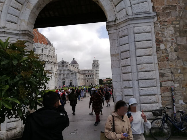 ○ヌォーバ門 Porta Nuova <br /><br />ヌォーバ門の間から小さく斜塔が見えている。