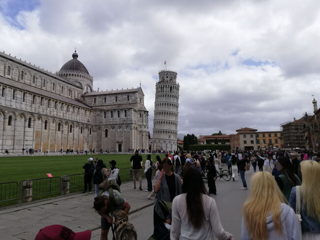 ○ドゥオーモ広場 Piazza del Duomo<br /><br />ヌォーバ門をくぐってドゥオーモ広場を進むと斜塔がどんどん大きくなる。