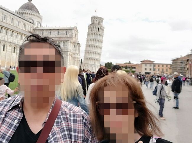 ○ドゥオーモ広場<br /><br />この後、斜塔の近くでも大量に写真を撮ったが、洗礼堂とドゥオーの間から撮ったこの写真が一番傾いていた。