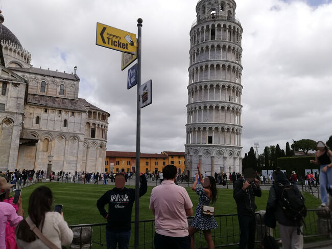 ○ピサの斜塔 <br /><br />斜塔の近くに行くと角度によっては、真っ直ぐ立っているように見える。<br /><br />これなんか、どこが斜塔なんじゃー！<br />と罵声が飛んできそうなくらい傾いていない。<br />ほぼ真っ直ぐ立っている。