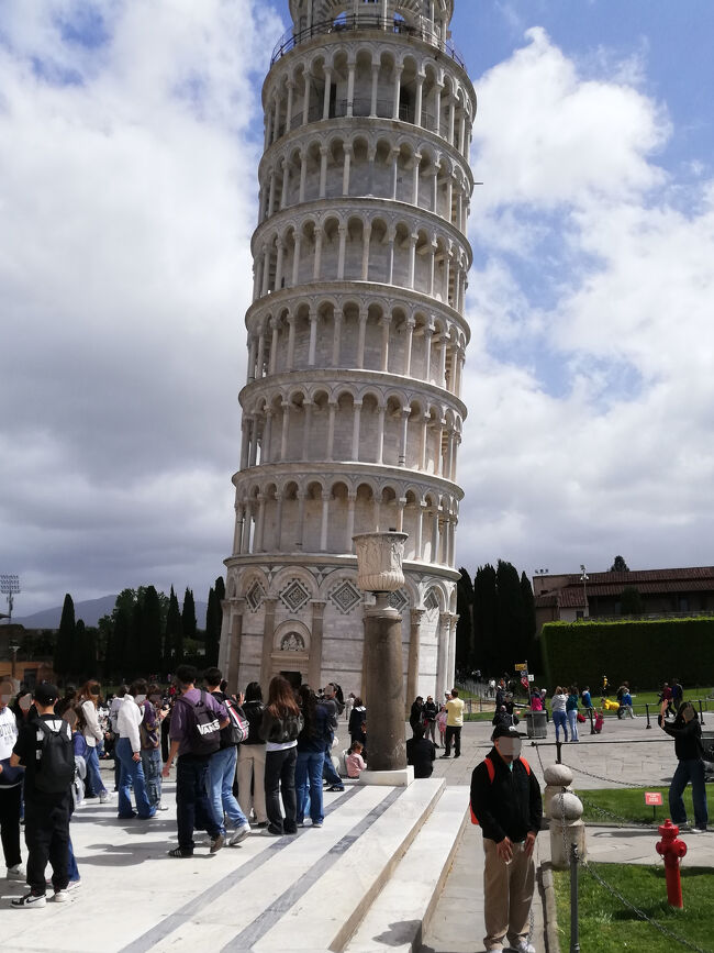 ○ピサの斜塔<br /><br />近くで撮ったもので傾きが大きいのがこの辺り。<br />斜塔の中も登れるが、我が家には体力と気力がない。<br /><br />