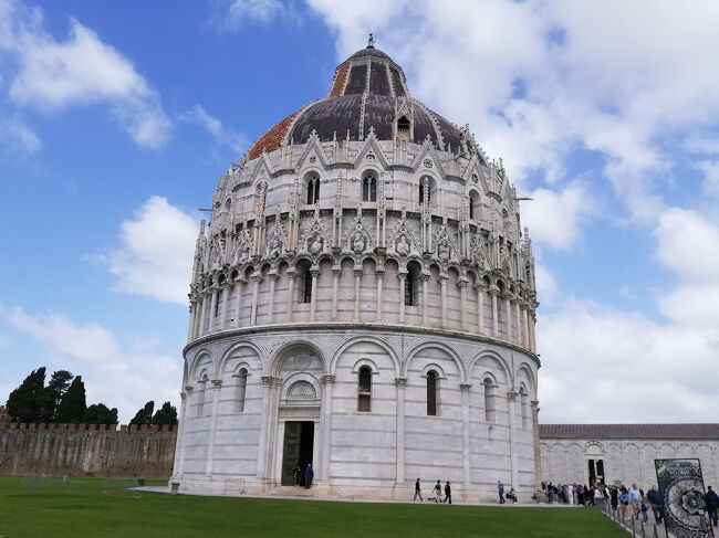 ○洗礼堂 Battistero<br /><br />綺麗な建物なので写真は数枚撮ったが、ドゥオーモと同じく中に入ることは全然考えていなかった。<br /><br />同じく帰国後の知識だが、洗礼堂としては大きな建物らしい。<br />そもそも洗礼は知っていたが、洗礼堂というものは知らなかった。