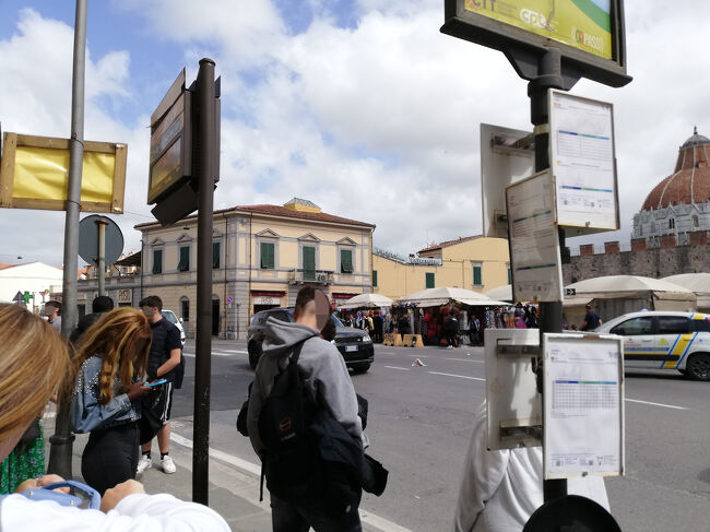 ▽バス停 トッレ２ Torre 2<br /><br />バスを待っている間に客がどんどん増えていく。<br />全員乗れるのか？