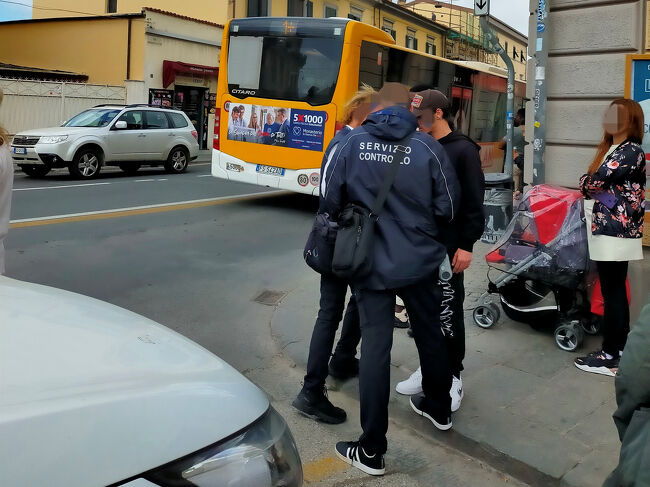 ▽バス停 トッレ１ Torre 1<br /><br />バスを降りた時に何気なく撮った写真にバス監視員が写っていた。<br />どうやらこの路線は彼らのドル箱路線のようで大活躍しているみたい。<br /><br />ピサの斜塔にバスで行こうと思っている人は、この旅行記の後半をよく読んで肝に銘じて下さい。