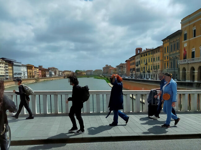 ▽LAM rossa線 <br /><br />乗客全員のチェックが終わった時点で監視員は降りて行った。<br />少年たちとひったくりオヤジ、少年たちと監視員、どちらかは組んでいるとしか思えない連携プレイだった。<br /><br />百歩譲っても、観光客で満員になることを十分知った上でのチェックだろう。<br />余りにも狡猾すぎる。<br />本来の無賃乗車防止というより、罰金徴収が目的になっていないか。