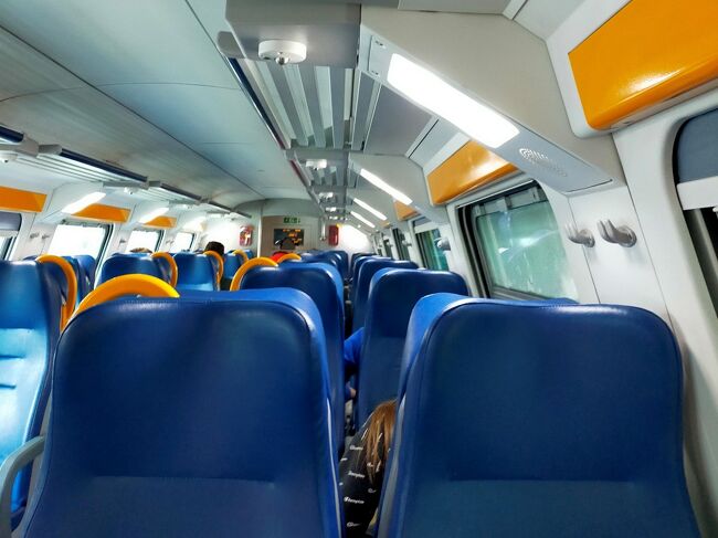 ▽13時32分発の Regionale Veloce（快速）<br /><br />ホームで15分くらい待ったら、電車がやってきた。<br />往路より空いていて、ガラガラだった。<br />今度は快速なので、1時間1分で着く。<br /><br /><br />●初めての独土＆３度目の伊 12日目～13日目＜フィレンツェ３＞<br />　https://4travel.jp/travelogue/11927287