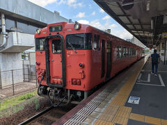 岡山桃太郎空港からリムジンバスで岡山駅に移動しました。
岡山駅に着いたのは、10時ちょっと過ぎ。
ランチの前に、ちょっと観光に行ってきます
岡山駅からＪＲ吉備線に乗車です。
この吉備線は桃太郎線という愛称がついています。
車内の降車放送は、『ももたろさん、ももたろさん』でした、観光客は気分が盛り上がりますよね。
ディーゼル線は、風情があるなぁ～。
冷房は全く効いていなくて、サウナ状態だったけど。。。
