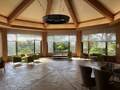 宿泊するパビーラ御殿場(Pavilla GOTEMBA)は、HONDA（ホンダ）の年金機構が運営する福祉施設のリゾートホテル！
（＊ゲスト利用可）

森に囲まれた広大な敷地には川の流れる散歩道やテニスコート（2面）様々なスタイルの宿泊棟があり、本館は一般的なホテルの客室（和室・洋室）・広々とした離れが2棟、メゾネット棟1棟・独立したログハウス風のコテージ6棟！