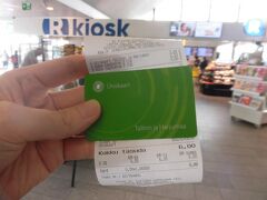 入国したら、まずは空港にあるコンビニR Kioskではスマートカードを購入します。
スマートカードは日本でいうsuicaのようなチャージ式のカードで、1枚2ユーロです。1枚あれば複数人で使うこともでき、購入から半年以内であれば返却時に2ユーロ返してもらえるそうです。

ここで数回分のチケットをチャージしようとしたところ、驚愕の事実発覚。1回チケットは1ユーロとの情報だったのですが、2ユーロになっていました。
ネットで結構確認したつもりだったのですが…ちゃんとインフレしているんだなぁ。