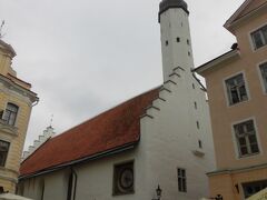 ラエコヤ広場を抜け、聖霊教会Püha Vaimu kirikに来ました。
14世紀の記録には既に記載があったという、古い教会です。

入場料は3ユーロ。
『地球の歩き方 バルトの国々2019～20』には1.5ユーロとありますので、2倍になっていますね。