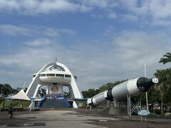 北回歸線標誌公園の中央には6代目の北回帰線標である太陽館とタイタン2ロケットがありました

太陽館は無料開放されていますが、残念ながら日曜日は休館で見ることができませんでした
09:00-12:00、13:30-16:30