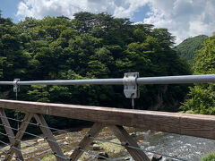 一方、私と娘は塩原温泉に残りお散歩。ちょっと温泉街を散策、と思いましたが川に沿って長い温泉街。しおばら千二百年物語さんのチーズケーキでも買いにと思いましたが歩くのは無理で断念。七つ岩吊橋まできて箒川眺めて帰ります。帰りはバス。