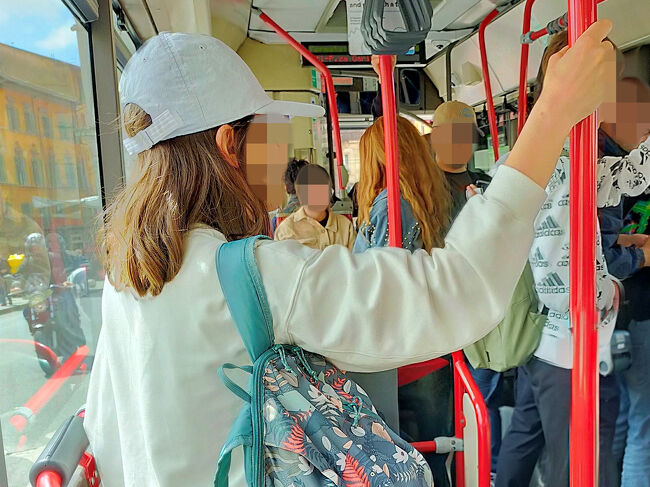 ▽LAM rossa線 1.7E×2人<br /><br />乗った所にカードをタッチする機械がなくて、キョロキョロしていたら、マダムが太ったオバサンに財布を引ったくられた。<br />幸い財布は30㎝程度の紐でバッグに結んでいたので犯人は諦めてバスを降りて行ったらしい。