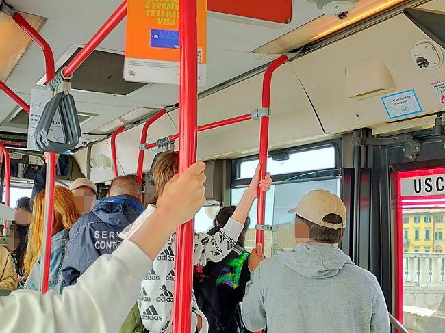 ▽LAM rossa線<br /><br />と思ったらバスの監視員が乗り込んできたようで、切符の打刻チェックがはじまった。<br /><br />我が家の場合、ひったくりにあいながらも人をかき分けてタッチしたので、何の問題なかったが、もういいやって思ってタッチしない輩がいても全然不思議でない。<br />理由に関係なく打刻していなかったら、法外な罰金が徴収されるらしい。