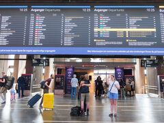 まずは、明日空港に行く電車を確認するために駅へ。
