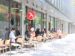 墓地からほぼ下っていくと、行きたかったフグレンコーヒーに！
おまけに、郵便局もすぐ近くに見つける。
ベルゲンから切手を売っているところが見つけられなくて、持ち続けたポストカードを日本の家族と友達に送ることができた。
現金を持っていない私は、カード決済で後から、切手がとても高いことに気づく、、、
支払い明細見ても、え？？
事前リーサーチが足りなかったと。