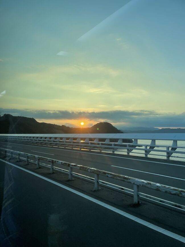 朝日を見ながら関空へと向かいます<br />眠々です