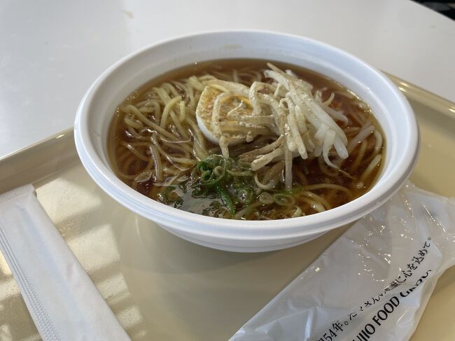 その前にお食事<br />旦那さんが頼んだラーメン<br />これで千円越え<br />出国審査後だから仕方ないか