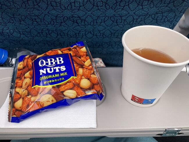 しばらくすると飲み物とナッツの提供