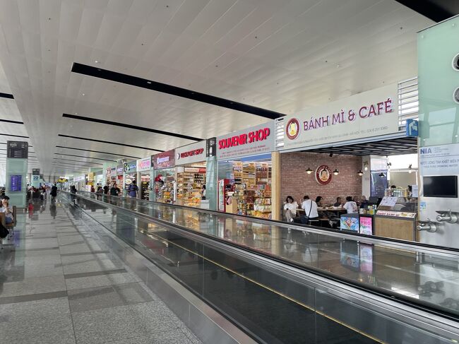 ハノイ空港到着<br />ここで旦那がスマホの充電器を忘れたということで探すことになりました<br />関空の出国審査後モノレール後のお店では見つけられず<br />お店の女の子に聞いたら親切に探して合うか確かめてくれました(*´Д｀*)<br />感謝！