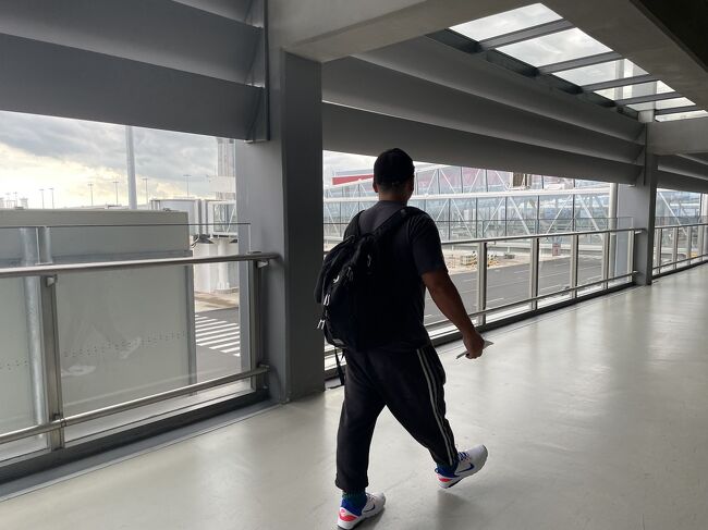 シェムリアップ到着<br />屋外を歩いていく<br />めちゃくちゃ暑い<br /><br />空港でsimカード購入<br />5ドルで30Gでした