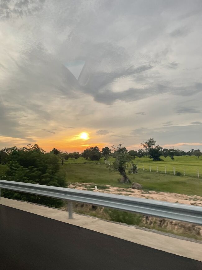 カンボジアの夕日を見ながらホテルへ<br />ホテルまでは自力で行っても良かったのですが、疲れているだろう事と交渉が面倒くさそうだったので事前にホテル送迎を頼んでいました<br />お水やおしぼりをいただき快適