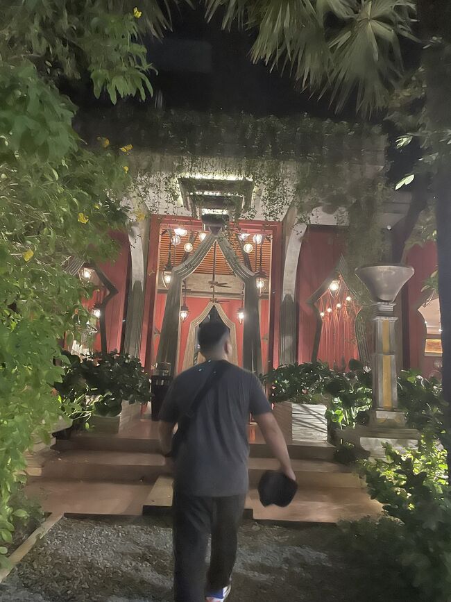 ホテルのエントランス<br />お腹いっぱいで帰ってきました