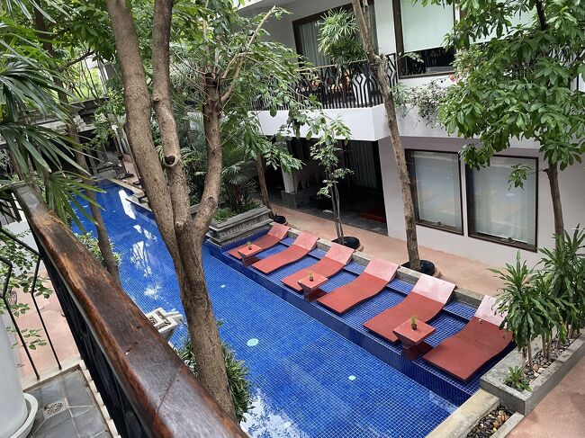 2日目スタート<br />ベランダから見えるプールビュー