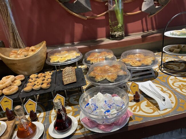 朝食です<br />パン類からサラダ・フルーツ、ホットミールまでいろいろ