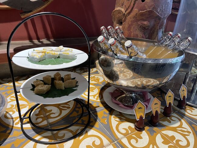 カンボジア伝統の食べ物とフルーツジュース