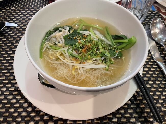 オーダーして作ってもらうフォー<br />パクチーとフライドガーリックが絶妙