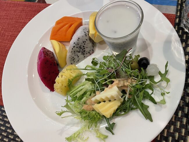 フルーツ類とサラダ取りました