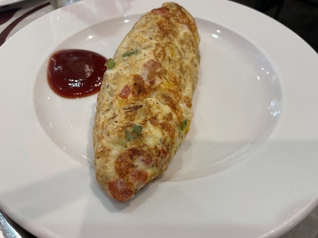 オムレツ<br />入れたい具を伝えて作ってもらうやつ<br />結構大きかった