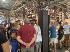 屋内マーケットのサンミゲル市場
タパスや飲み物が売っていて、食べ歩きができる感じでした。