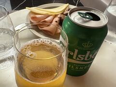 実は香港空港は24時間開いていてもキャセイのラウンジは24時間やっていません。
まあそれは事前に知っていたので時間までキャセイにいてその後はプライオリティパスが使えるラウンジで朝まで休息のつもりでした。
ところが受付に行くと明日の便の人はファーストラウンジには入れない？
その代わりビジネスラウンジにはいていいよと言う説明(合ってたのかな？)
何はともあれラウンジへ。